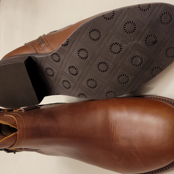 Ugg Barnett ankle boot. - Picture 4 of 7